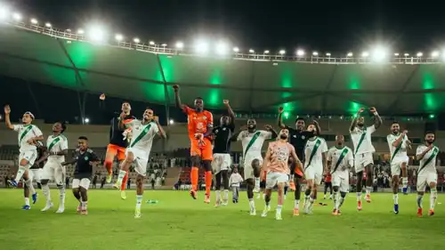 إدوارد ميندي مع لاعبو الأهلي السعودي