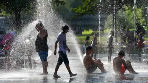 أشخاص يبردون أنفسهم في مدريد