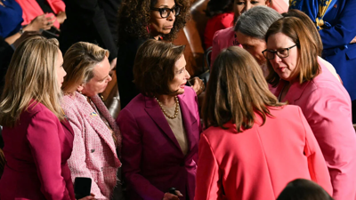 النائبة الديمقراطية نانسي بيلوسي برفقة أعضاء آخرين يرتدون اللون الوردي