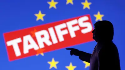 تمثال للرئيس الأمريكي يشير بيده إلى الرسوم الجمركية على الاتحاد الأوروبي