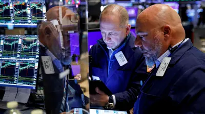 متعاملان في البورصة