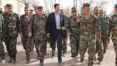 بشار الأسد وبجانبه قياديين بالجيش