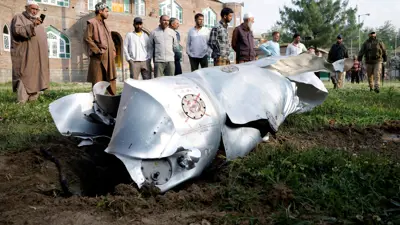 حطام قالت تقارير إنه لمقاتلة رافال هندية أسقطت في كشمير