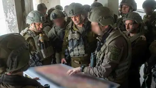 زامير وسط جنوده يتابع تطورات العمليات الميدانية في غزة