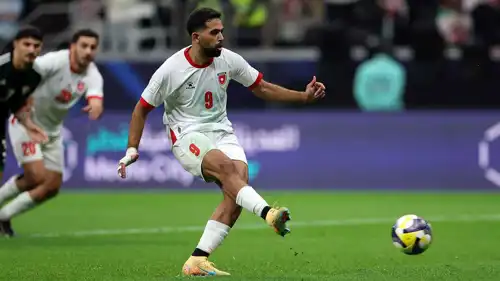 علي علوان يسجل الهدف الأول للأردن في شباك الإمارات