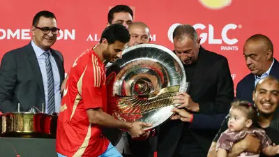 محمود الخطيب يتسلم درع الدوري المصري