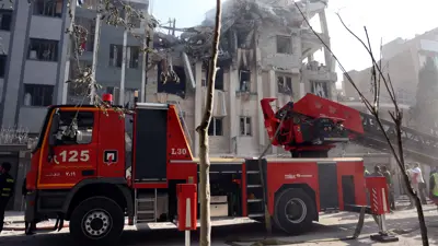 فرق الإنقاذ خارج مبنى استهدفته إسرائيل في طهران