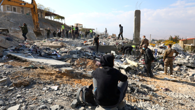 لبناني يجلس وسط الأنقاض جنوبي البلاد