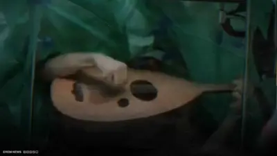 يعزف ودماغه مفتوح