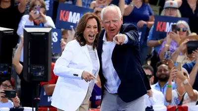 تيم والز إلى جانب كامالا هاريس