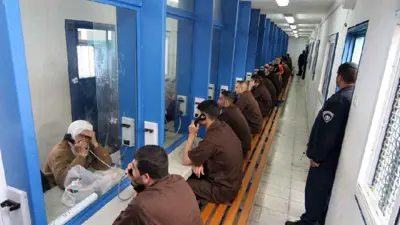 أسرى فلسطينيون يتحدثون مع ذويهم