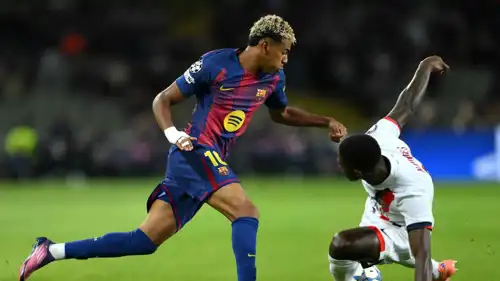 لامين يامال في مباراة برشلونة وسان جيرمان 