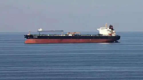 ناقلات النفط تعبر مضيق هرمز