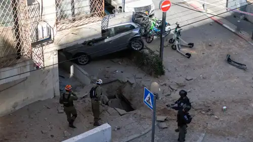 حفرة ناتجة عن صواريخ إيرانية في تل أبيب