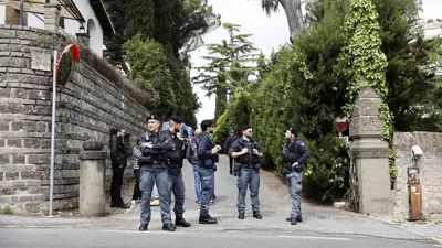 أفراد شرطة أمام أحد مداخل الشفارة العمانية بروما