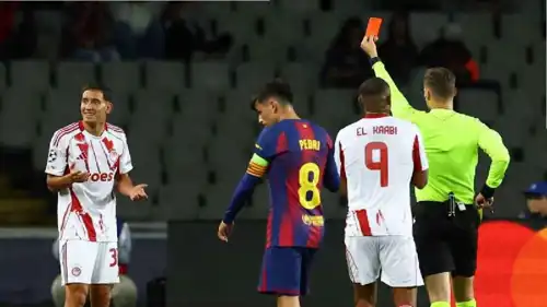 طرد لاعب أولمبياكوس في مباراة برشلونة