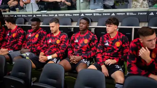 كوبي ماينو على مقاعد بدلاء مانشستر يونايتد