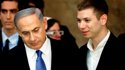 رئيس الوزراء الإسرائيلي بنيامين نتنياهو ونجله يائير