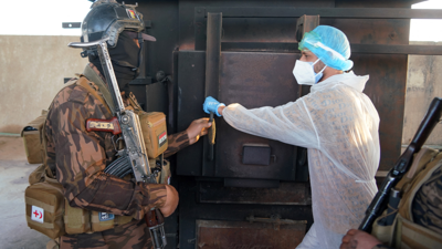 الأجهزة المعنية في العراق وهي تتلف مواد مخدرة ضبطت