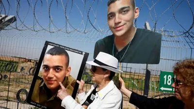 جدة إيدان ألكسندر ترفع صورته قبل الإفراج عنه