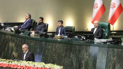  الرئيس الإيراني مسعود بزشكيان خلال مراسم أداء اليمين الدستورية أمام البرلمان في طهران