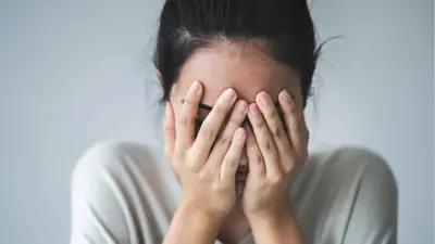 سيدة تشعر بالقلق