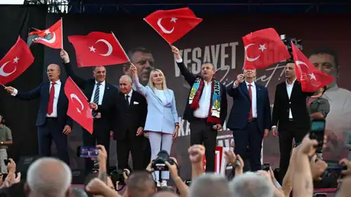 زعيم حزب الشعب الجمهوري التركي اوزغور أوزيلمع مسؤولين من الحزب 