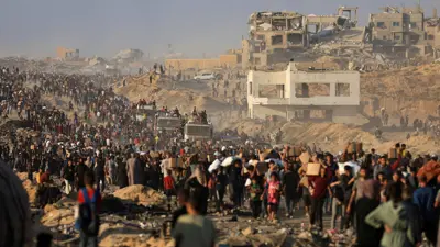 مشهد من عملية توزيع المساعدات في غزة