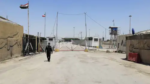 أفراد حرس الحدود العراقي عند المعبر الحدودي مع إيران