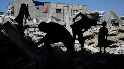 أشخاص بين الأنقاض في غزة