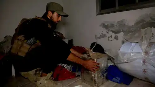 أحد عناصر الأمن يتعامل مع العبوة الناسفة