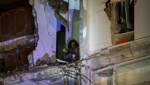 سيدة عالقة داخل مبنى مدمر في بيروت