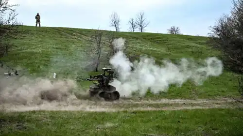 جندي أوكراني يراقب اختبار الطائرات المسيرة البرية 