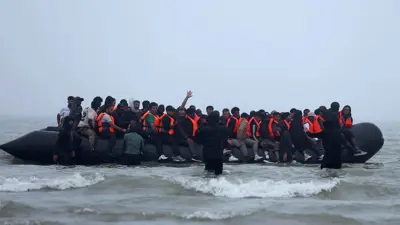 مجموعة مهاجرين على متن قارب