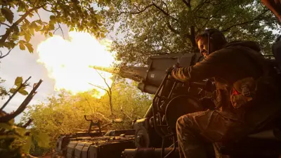 جندي أوكراني يطلق النار باتجاه مواقع روسية