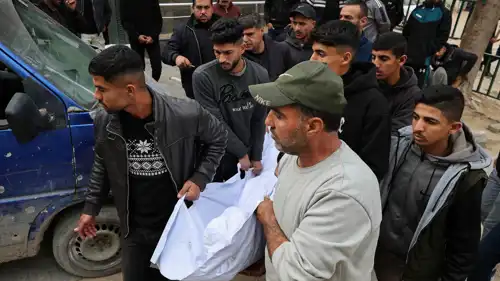 مشيعون يحملون جثمان فلسطيني قُتل في غزة