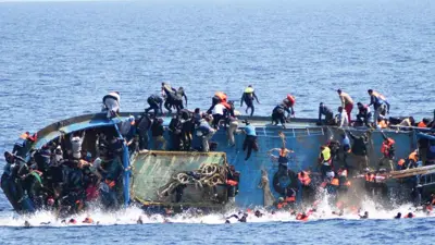 مهاجرون على متن أحد القوارب غير الشرعية