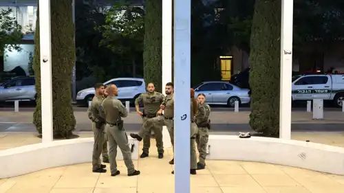 قوات الأمن الإسرائيلية بساحة هابيما في تل أبيب