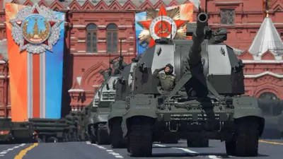 جنود روس يقودون مدافع هاوتزر ذاتية الدفع من طراز كواليتسيا-إس في خلال استعراض سابق بيوم النصر في موسكو