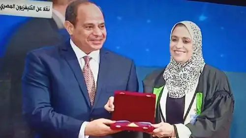 لقطة من فيديو لتكريم الراحلة من قبل الرئيس المصري