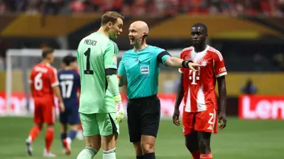 مانويل نوير يعترض على حكم مباراة باريس سان جيرمان