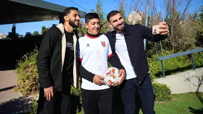 إحسان حداد وموسى التعمري رفقة أحد الأطفال المصابين بالسرطان