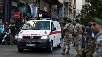 سيارة إسعاف تنقل المصابين بانفجارات البيجر