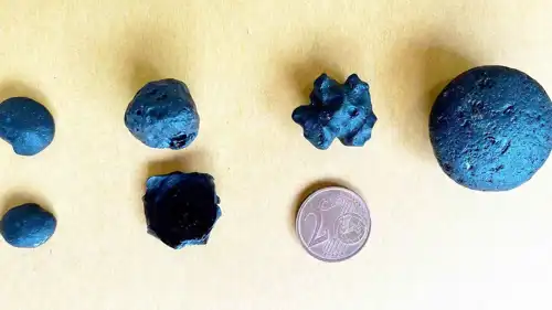 كتل زجاجية غريبة مكتشفة في أستراليا 