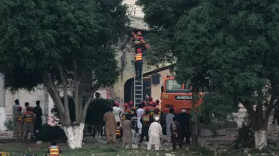 مبنى متضرر ضربته غارة جوية هندية قرب لاهور