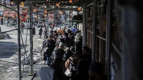 طابور للدخول إلى متجر بقالة مجاني في مدينة نيويورك