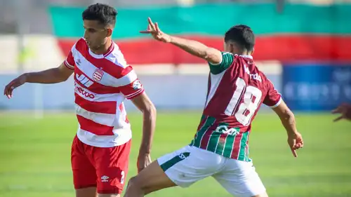 علي يوسف (يسار) في مباراة الإفريقي والملعب التونسي