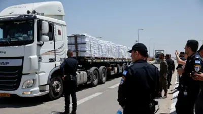 شاحنات مساعدات تدخل قطاع غزة من معبر كرم أبو سالم