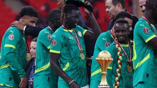 باتي سيس خلال تتويجه مع منتخب السنغال بأمم أفريقيا