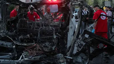 مسعفون سوريون في موقع غارة إسرائيلية بدمشق